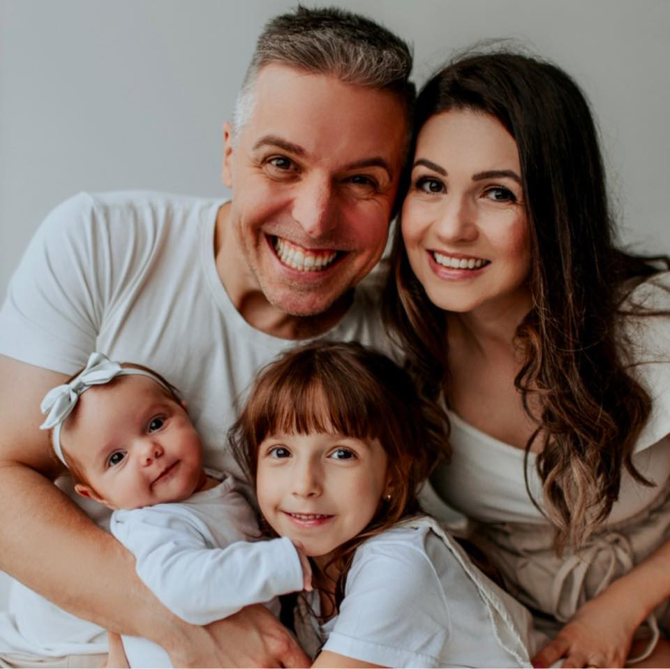 Rafa e May com suas filhas, família fundadora da BBlingue